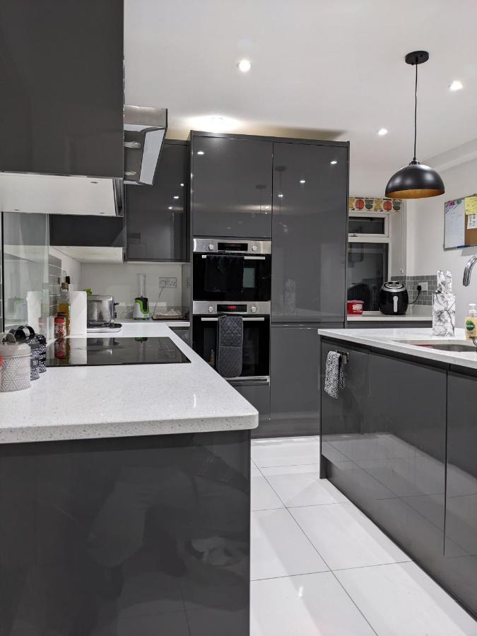 Contractors, Relocators, Free Parking, Wifi, Smart Tvs Apartment Marston Green Exterior photo
